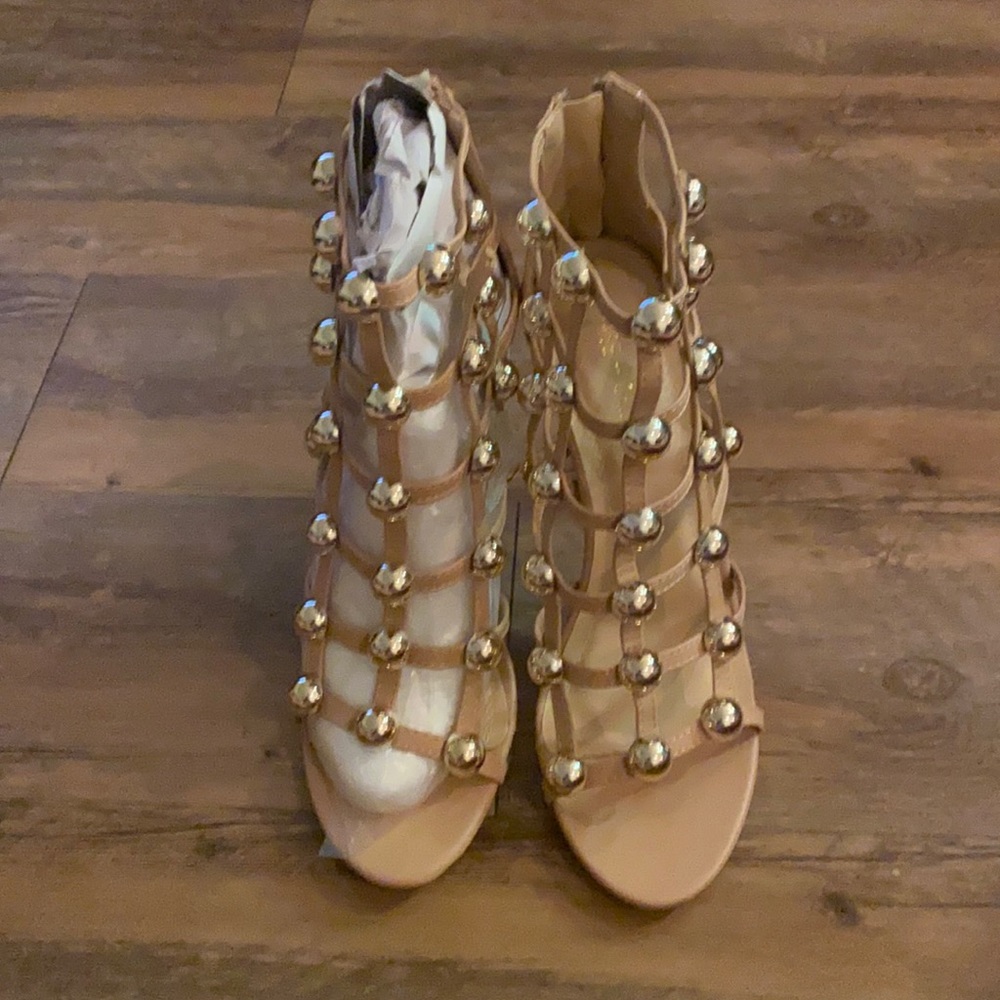 Brown heel size 8.5 chase and chole